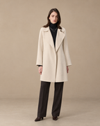 Beige 26W002 cashmere coat, AI-assisted studio styling based on the store's 95.5 cm garment-length measurement.