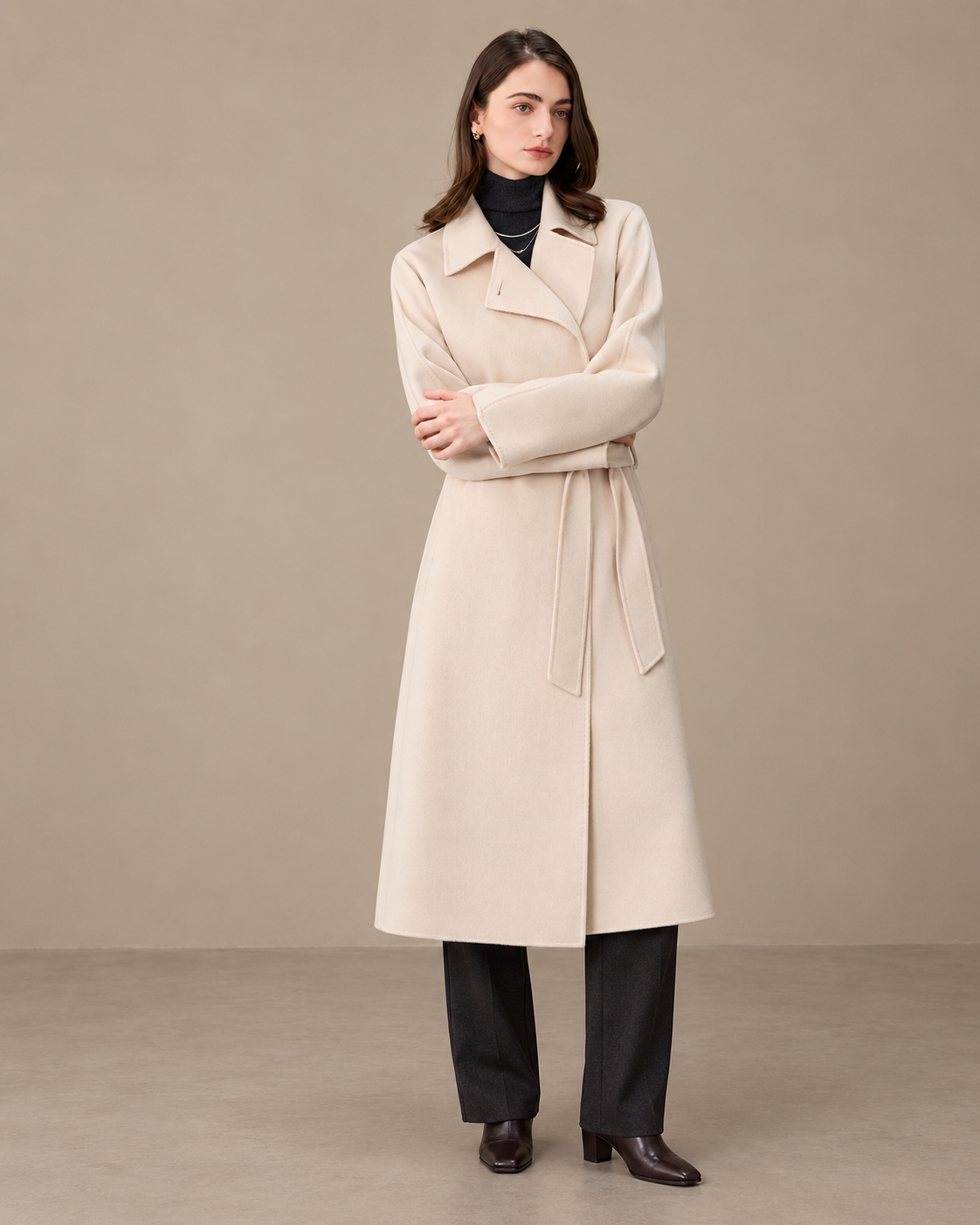Beige 26W003 cashmere coat, AI-assisted studio styling based on the store's 110.5 cm garment-length measurement.